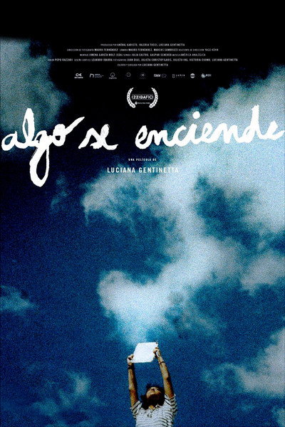 Póster de Algo se enciende (A fire burns)