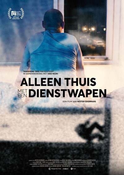 Póster de Alleen thuis met een dienstwapen