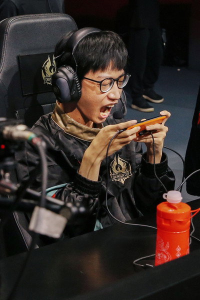 Póster de Born to Win: the King Pro League Saga