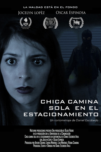 Póster de Chica Camina Sola En El Estacionamiento