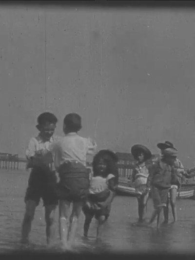Póster de Children Playing on the Beach at Rhyl