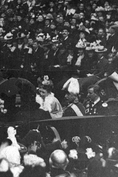 Póster de Her Majesty the Queen Arriving at South Kensington on the Occasion of the Laying of the Foundation Stone of the Victoria & Albert Museum