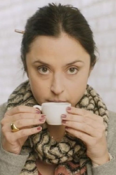 Póster de She Grinds Her Own Coffee