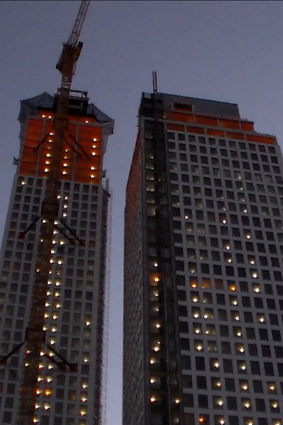Póster de The High Rise Beckons