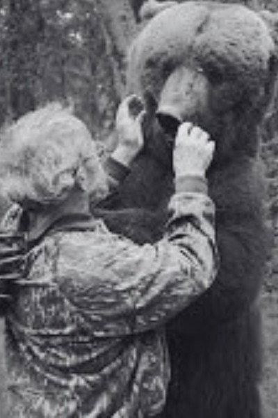 Póster de The Man Who Lives with Bears