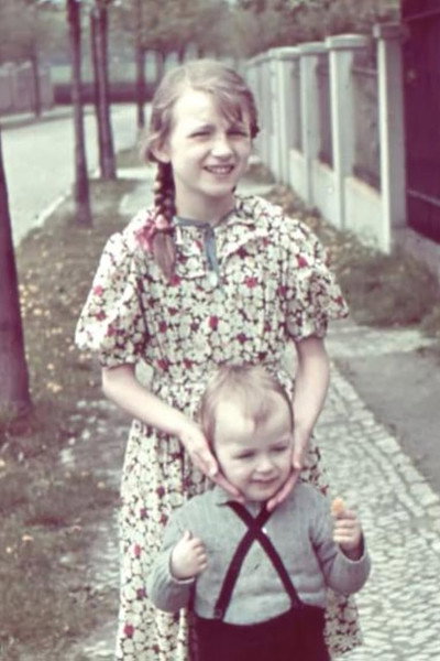 Póster de Vera är nazist, brodern hjälper flyktingar